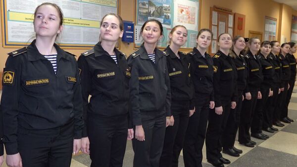 Las bellas jóvenes rusas que se preparan para ser marineras militares - Sputnik Mundo
