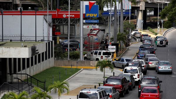 Filas para abastecer combustible en Caracas - Sputnik Mundo