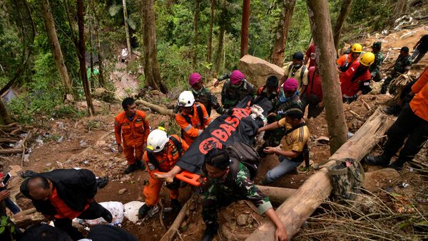 El rescate tras el deslave en una mina de Célebes, Indonesia - Sputnik Mundo