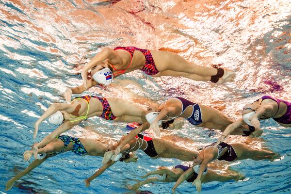 ¡Como peces en el agua! Así se entrena el equipo femenino ruso de natación sincronizada - Sputnik Mundo