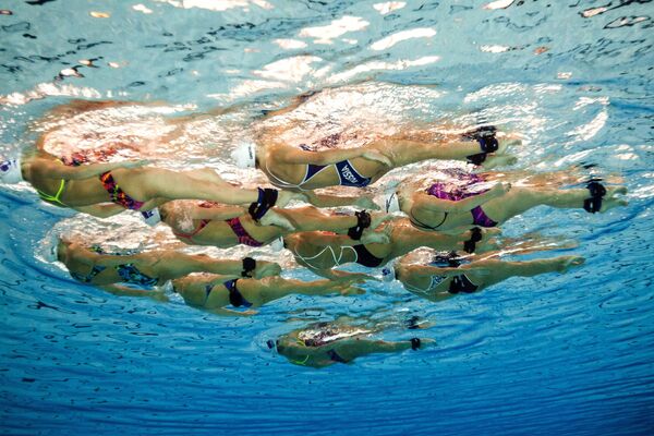 ¡Como peces en el agua! Así se entrena el equipo femenino ruso de natación sincronizada - Sputnik Mundo