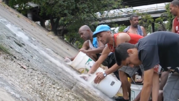 Los venezolanos se ven obligados a hacer acopio de agua por el apagón - Sputnik Mundo