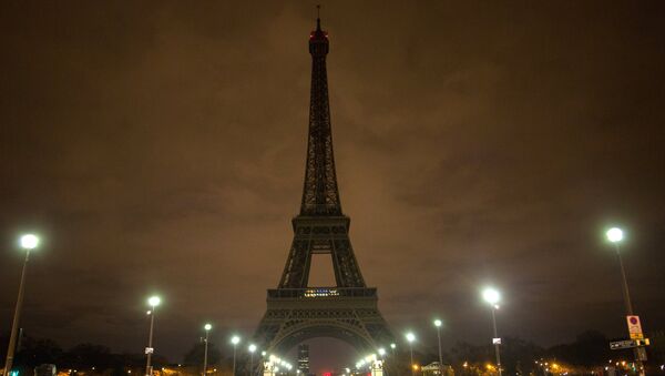 La torre Eiffel apagada en París - Sputnik Mundo
