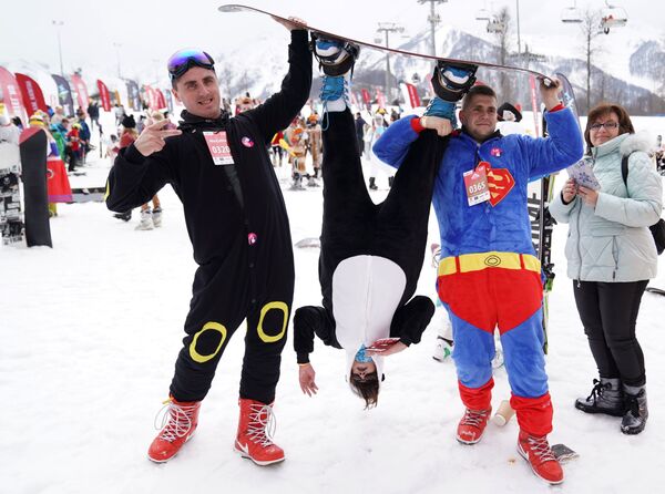 Bikinis y disfraces: miles de personas participan en el carnaval BoogelWoogel en Sochi - Sputnik Mundo