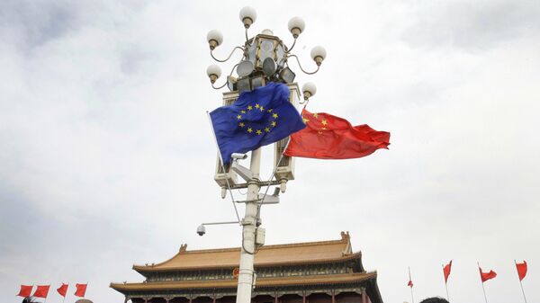 Las banderas de la UE y China - Sputnik Mundo