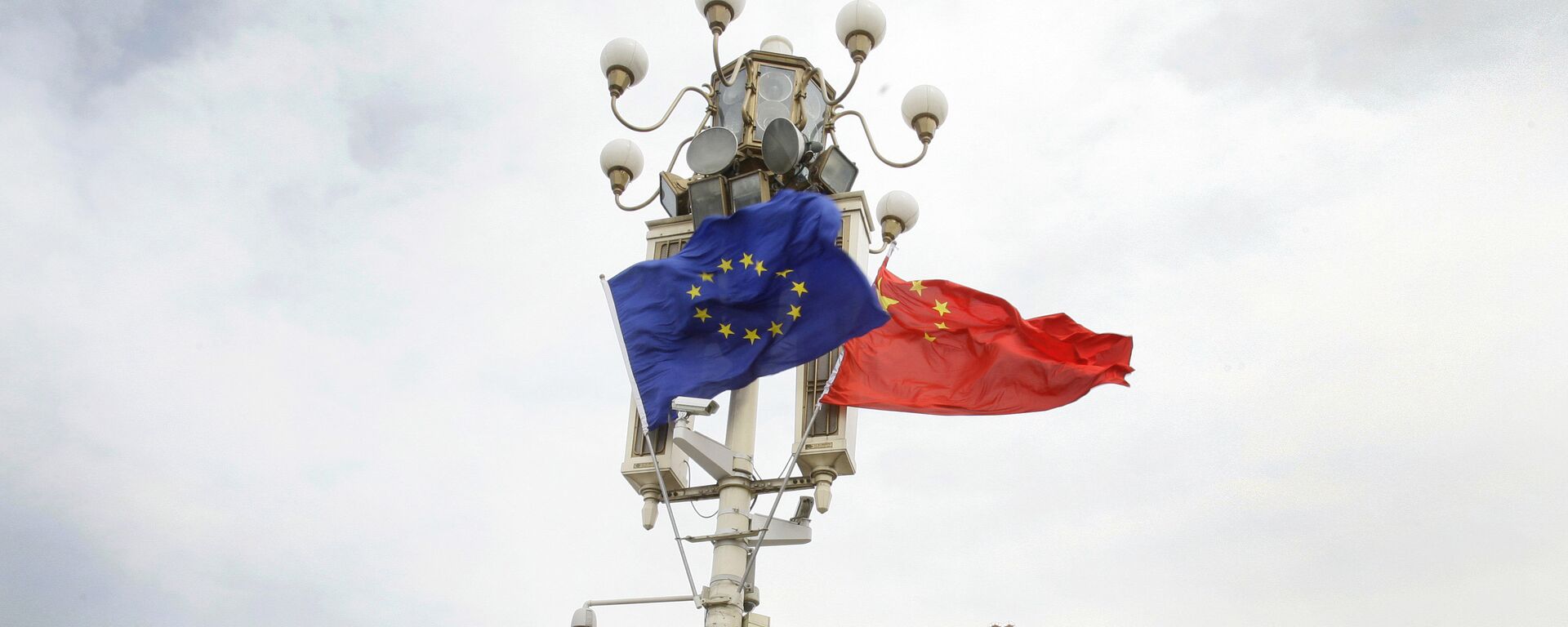 Las banderas de la UE y China - Sputnik Mundo, 1920, 16.09.2020