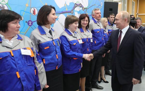 Vladímir Putin, presidente de Rusia inaugura las centrales térmicas crimeas de Balaklava y Táuride - Sputnik Mundo