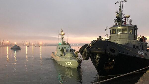 El barco de artillería blindado de la Armada de Ucrania, detenido por el Servicio de Guardia de Fronteras de Rusia, en el puerto de Kerch. - Sputnik Mundo