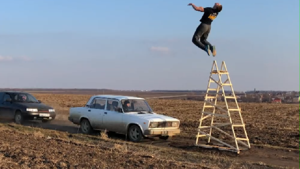 Un ruso se juega la vida haciendo acrobacias mortales - Sputnik Mundo