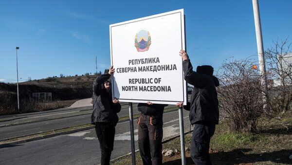 Obreros cambian carteles en un puesto de control fronterizo en Macedonia del Norte - Sputnik Mundo