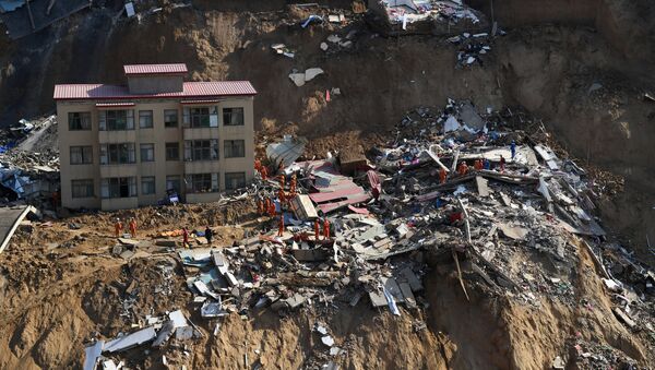 Rescatistas en el lugar del deslave en la provincia de Shanxi, China - Sputnik Mundo