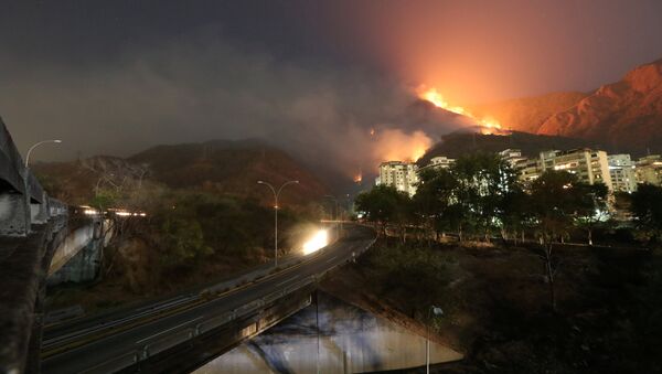 El incendio en la montaña Waraira Repano en Caracas, Venezuela - Sputnik Mundo