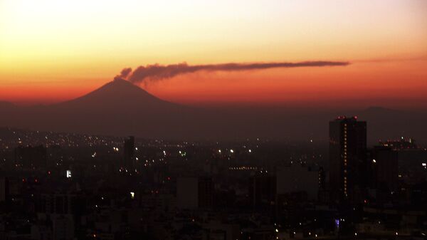 El volcan Popocatépetl visto desde Ciudad de México (archivo) - Sputnik Mundo