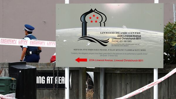 Un policía en el lugar del ataque a las mezquitas en Christchurch, Nueva Zelanda - Sputnik Mundo