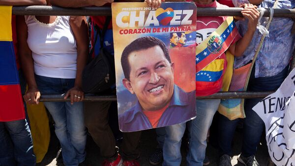 Partidarios de Nicolás Maduro con la imagen de Hugo Chávez - Sputnik Mundo