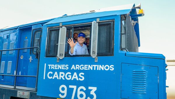 El presidente de Argentina, Mauricio Macri, a bordo de una locomotora - Sputnik Mundo