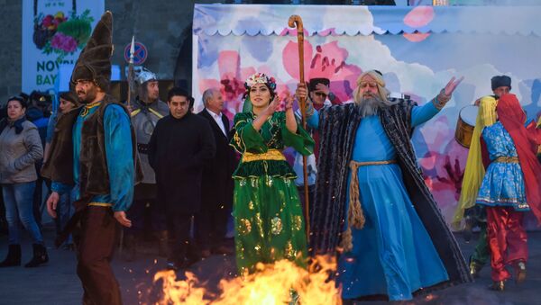 Una fogata de Novruz en Bakú, Azerbaiyán - Sputnik Mundo
