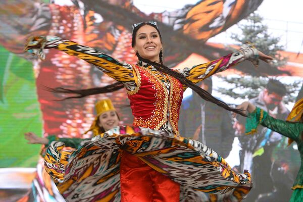 Una bailadora en un tocado tradicional de Tartaristán durante la celebración de Novruz en Kazán - Sputnik Mundo