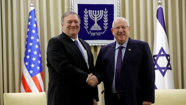 El secretario de Estado de EEUU, Mike Pompeo, y el presidente de Israel, Reuven Rivlin - Sputnik Mundo