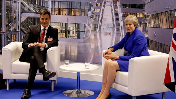 El presidente del Gobierno español, Pedro Sánchez, y la primera ministra británica, Theresa May - Sputnik Mundo