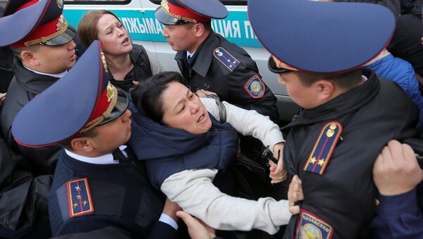 Los policías detienen a los manifestantes en las protestas en Kazajistán - Sputnik Mundo