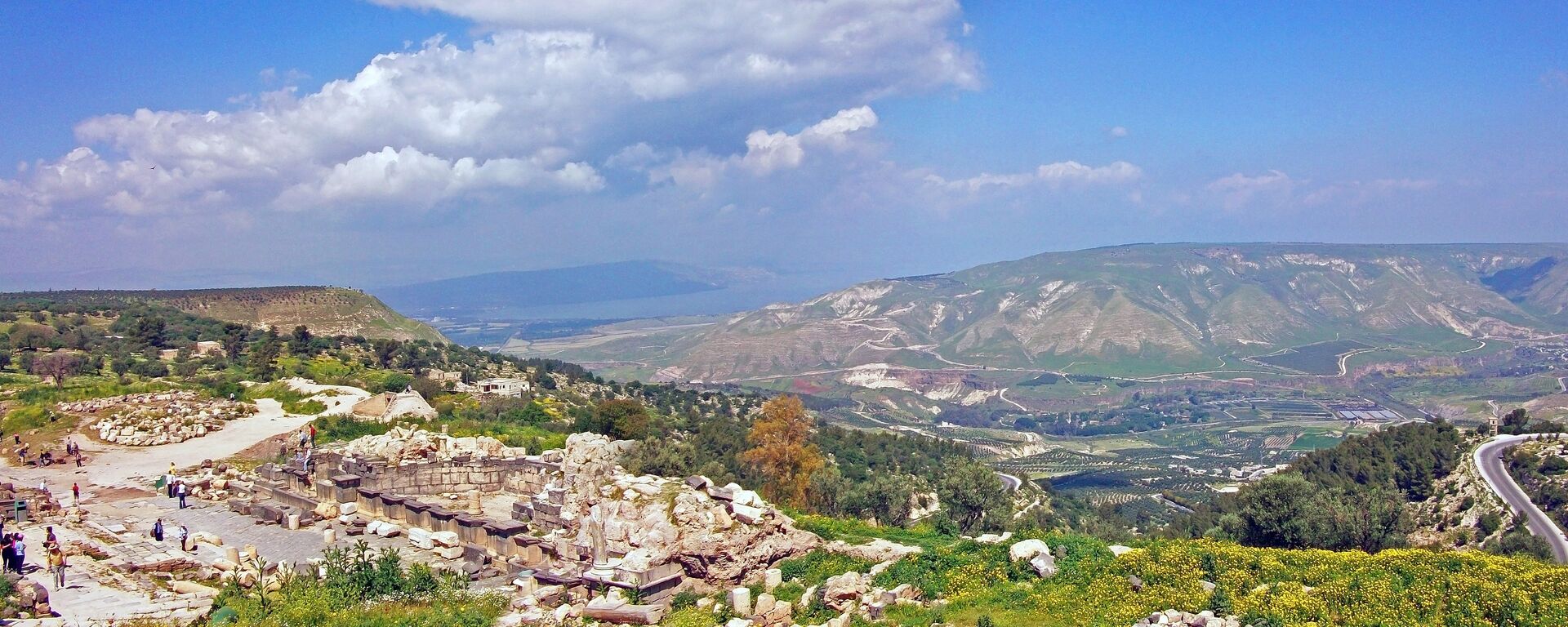 Una vista que se abre a los Altos del Golán desde las ruinas de una antigua ciudad situadas en Umm Qais (Jordania) - Sputnik Mundo, 1920, 09.04.2023