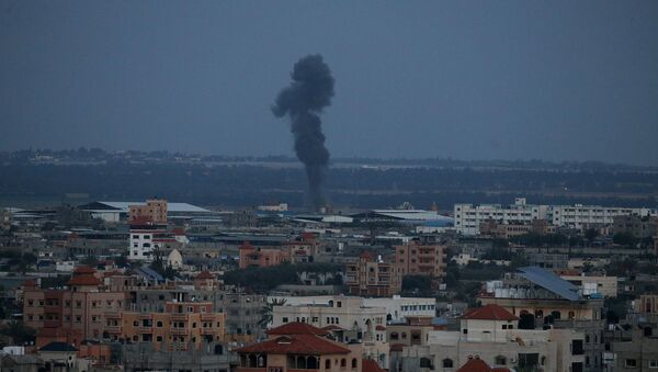 El humo tras el ataque de Israel en la Franja de Gaza - Sputnik Mundo