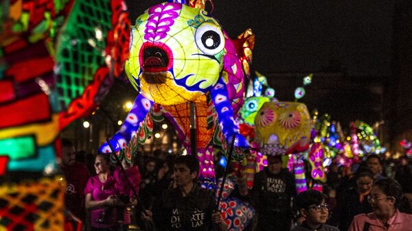Desfile de alebrijes iluminados en el Zócalo de Ciudad de México - Sputnik Mundo