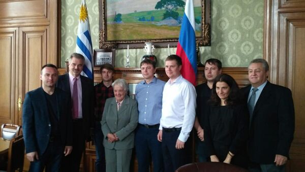 La vicepresidenta de Uruguay y presidenta del Senado, Lucía Topolansky con la delegación de expertos rusos - Sputnik Mundo