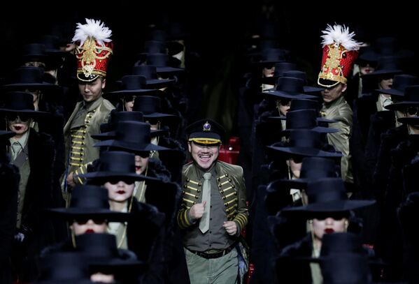 El estilo militar y la sensualidad se hacen un hueco en la Semana de la moda de Pekín - Sputnik Mundo