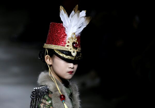 El estilo militar y la sensualidad se hacen un hueco en la Semana de la moda de Pekín - Sputnik Mundo