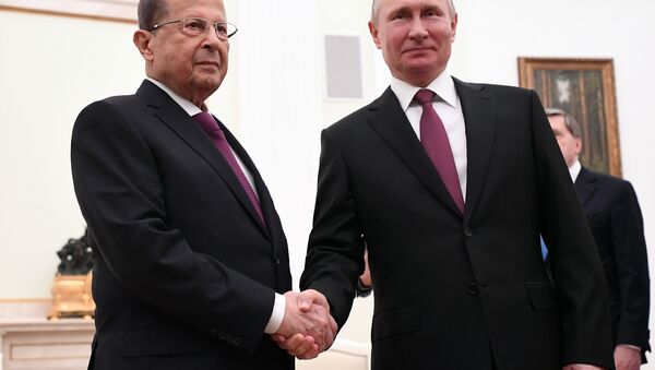 El presidente libanés, Michel Aoun, y el presidente de Rusia, Vladímir Putin - Sputnik Mundo