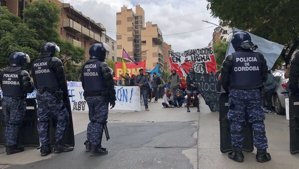 Manifestación en Córdoba contra la presencia del rey de España, Felipe VI, y el presidente de Argentina, Mauricio Macri - Sputnik Mundo