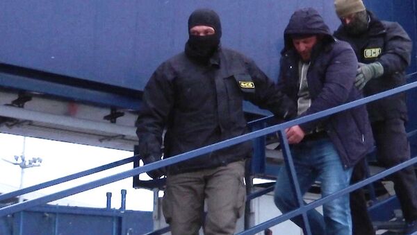 FSB ruso durante la detención de un miembro de la célula terrorista implicada en el doble ataque de 2010 al Metro de Moscú, Rusia - Sputnik Mundo