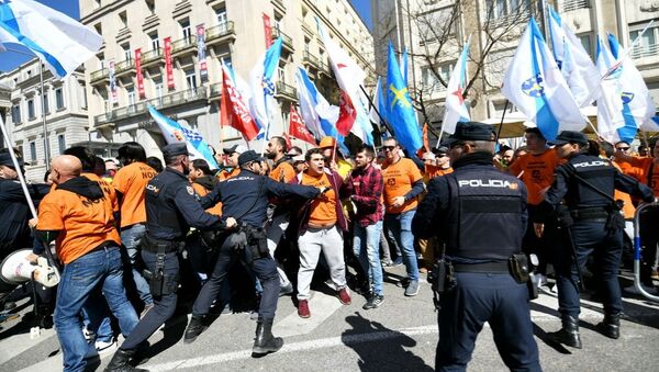 Los policías frente al Congreso español durante la protesta de trabajadores industriales - Sputnik Mundo