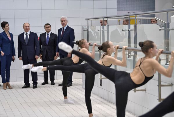 Bailarinas, renos y protestas: estas son las fotos más llamativas de la semana - Sputnik Mundo