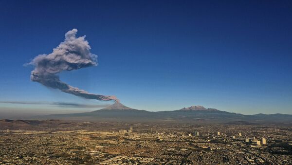 La erupción del volcán mexicano Popocatépetl - Sputnik Mundo