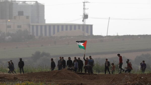 Los palestinos de la Franja de Gaza protestan cerca de la frontera con Israel - Sputnik Mundo
