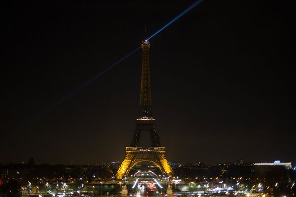 ¡Felicidades! La Torre Eiffel celebra su aniversario 130 - Sputnik Mundo