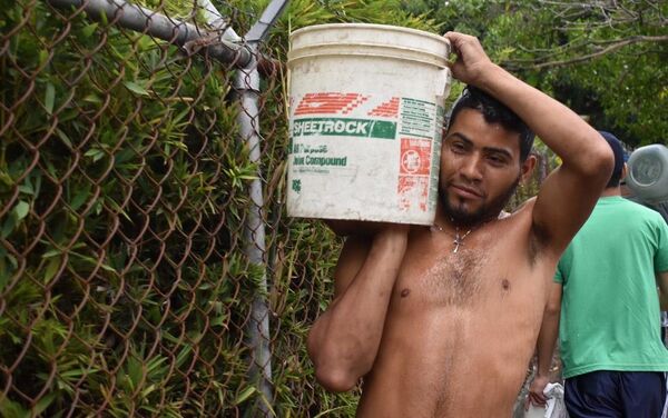 Los venezolanos reúnen agua - Sputnik Mundo