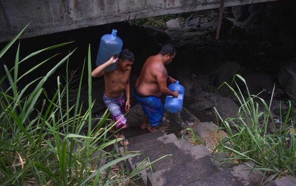 Los venezolanos con botellones de agua - Sputnik Mundo