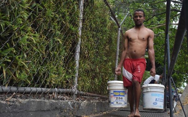 Los venezolanos recaudan agua tras el apagón - Sputnik Mundo