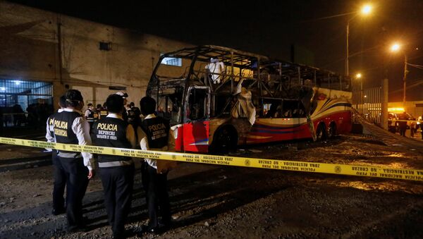 Lugar del incendio del autobús en Perú - Sputnik Mundo