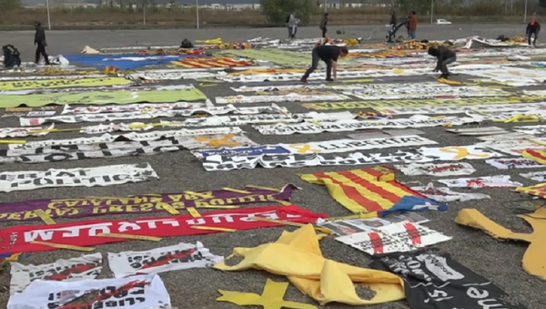 Activistas retiran unos 800 kilos de materiales independentistas en Barcelona - Sputnik Mundo