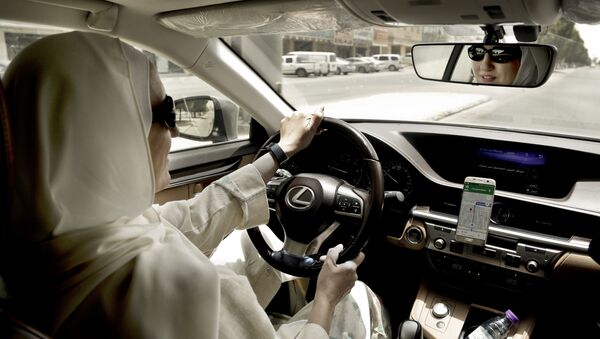 Una mujer saudí conduciendo un coche - Sputnik Mundo