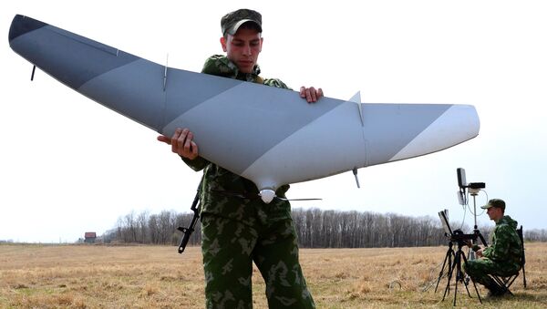 Un militar ruso con un dron (archivo) - Sputnik Mundo