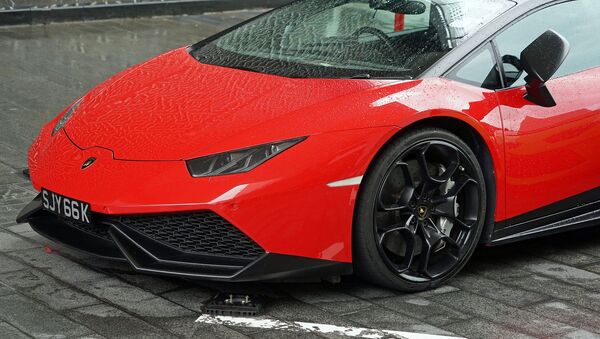 Un vehículo rojo de marca Lamborghini - Sputnik Mundo