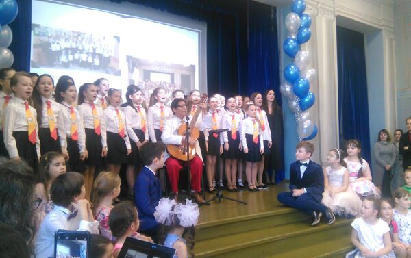 El coro del colegio interpreta 'Somos cervantinos' junto al autor del tema Lorenzo de Chosica - Sputnik Mundo
