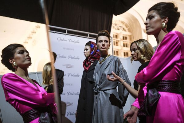 Lo clásico no quita lo moderno: la Semana de la Moda de Mercedes-Benz en Moscú - Sputnik Mundo