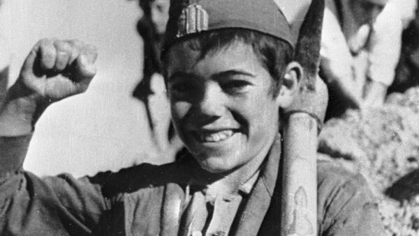 Un niño español antifranquista durante la Guerra Civil en España - Sputnik Mundo